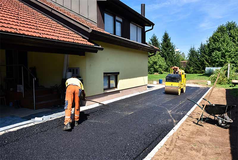 Aménagement extérieur PROROMO TERRASSEMENT sur Romantin-Lanthenay dans le Loir-et Cher 41 : Nous réalisons l’aménagement extérieur d’un chemin d’accès, d’une entrée, d’une allée de garage ou d’une cours en béton désactivé. Nous réalisons d’allée piétonne et voie d’accès aux véhicules en calcaire et en gravier stabilisé (gravillon ). Réalisation de cours, chemin d’accès …en bitume enrobé à chaud de couleur rouge ou noir. Intervention sur sur Romantin-Lanthenay et dans un rayon de 50km au alentours … dans le Loir-et Cher 41