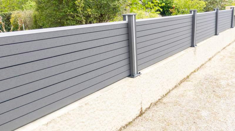 Pose de clôture - PROROMO TERRASSEMENT : Pose de clôture résidentielle : à poteaux et panneaux en bois, en pvc / aluminium, en grillage rigide ou en plaques de béton sur Romantin-Lanthenay dans le Loir-et Cher (41)