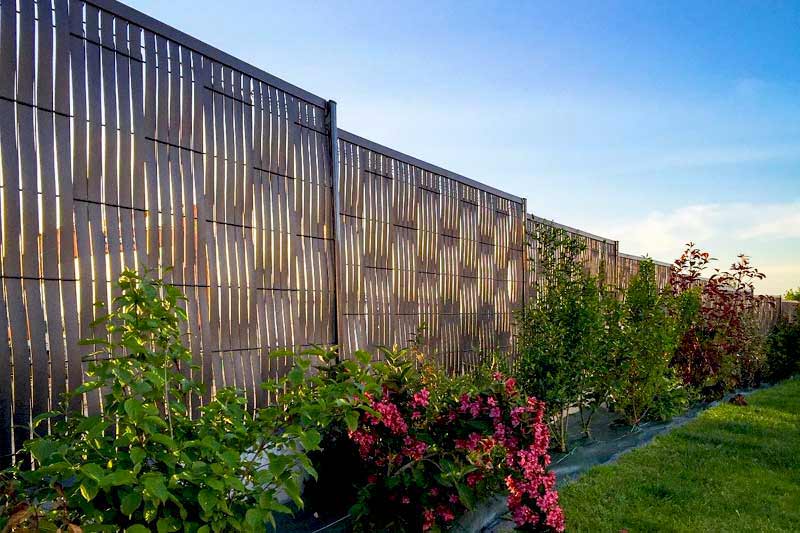 Pose de clôture - PROROMO TERRASSEMENT : Pose de clôture résidentielle : à poteaux et panneaux en bois, en pvc / aluminium, en grillage rigide ou en plaques de béton sur Romantin-Lanthenay dans le Loir-et Cher (41)