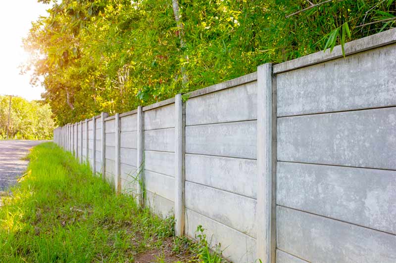 Pose de clôture - PROROMO TERRASSEMENT : Pose de clôture résidentielle : à poteaux et panneaux en bois, en pvc / aluminium, en grillage rigide ou en plaques de béton sur Romantin-Lanthenay dans le Loir-et Cher (41)