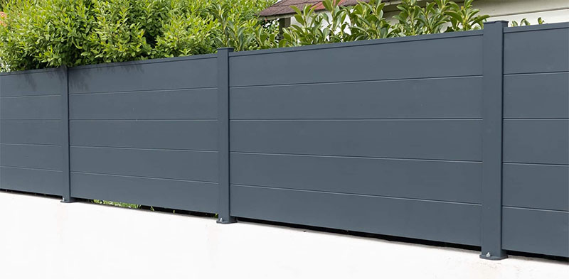 Pose de clôture - PROROMO TERRASSEMENT : Pose de clôture résidentielle : à poteaux et panneaux en bois, en pvc / aluminium, en grillage rigide ou en plaques de béton sur Romantin-Lanthenay dans le Loir-et Cher (41)